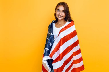 Üzerinde Amerikan bayrağı olan beyaz tişörtlü güzel bir kız., 