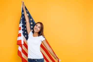 Üzerinde Amerikan bayrağı olan beyaz tişörtlü güzel bir kız., 