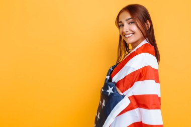 Üzerinde Amerikan bayrağı olan beyaz tişörtlü güzel bir kız., 