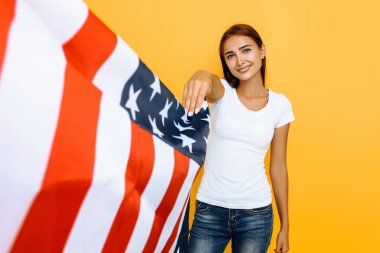 Üzerinde Amerikan bayrağı olan beyaz tişörtlü güzel bir kız., 
