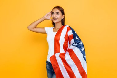 Üzerinde Amerikan bayrağı olan beyaz tişörtlü güzel bir kız., 