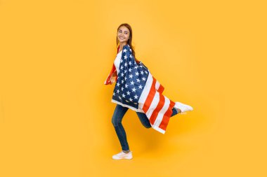 Üzerinde Amerikan bayrağı olan beyaz tişörtlü güzel bir kız., 