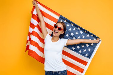 Güneş gözlüklü genç ve güzel bir kız, Amerikan bayrağıyla,