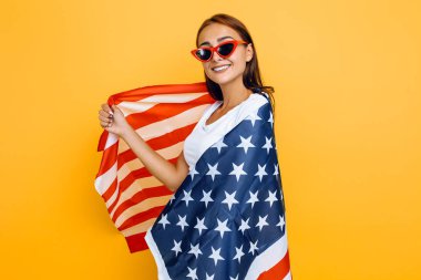 Güneş gözlüklü genç ve güzel bir kız, Amerikan bayrağıyla,