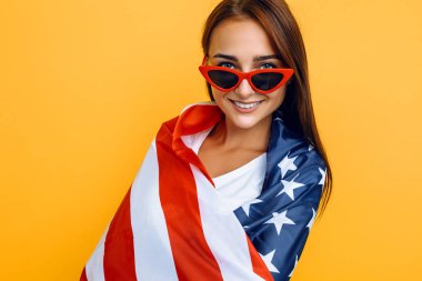Güneş gözlüklü genç ve güzel bir kız, Amerikan bayrağıyla,