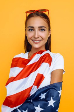 Üzerinde Amerikan bayrağı olan beyaz tişörtlü güzel bir kız., 