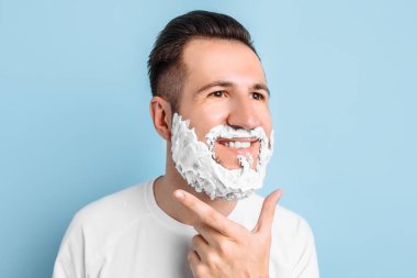 Sakallı, pozitif bir genç adam.