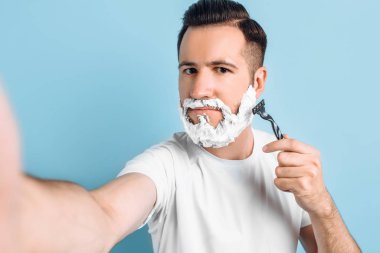 Sakallı, pozitif bir genç adam.