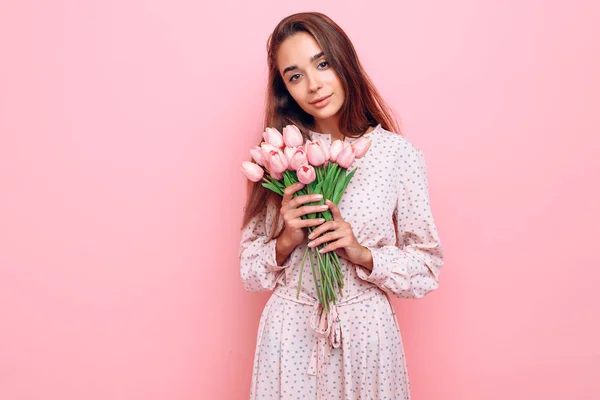 Attractive girl with a bouquet of flowers — 스톡 사진