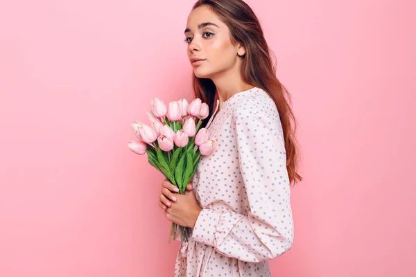 Chica atractiva con un ramo de flores — Foto de Stock