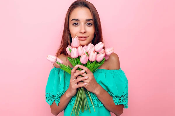 Attraktives Mädchen mit einem Blumenstrauß — Stockfoto