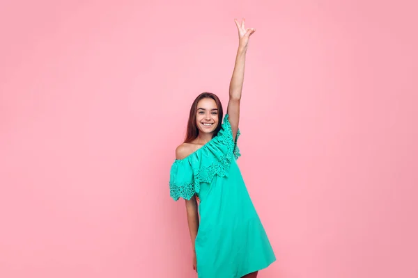 Fröhliche schöne Mädchen, auf einem rosa Hintergrund — Stockfoto