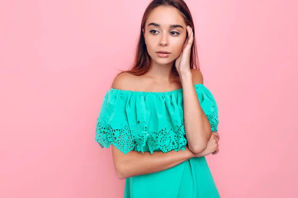 Nachdenklich süße junge Frau auf rosa Hintergrund — Stockfoto