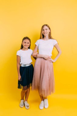 Genç ve güzel bir bayanın uzun bir fotoğrafı.