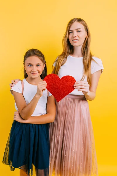 Familia feliz, madre e hija con corazones de papel en su han —  Fotos de Stock