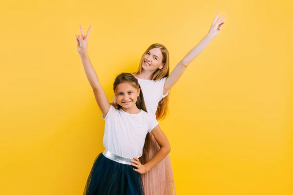 Mom and little daughter having fun, dancing and having fun on a — Stock Photo, Image