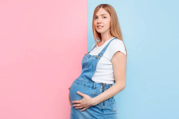 Une Belle Jeune Femme Enceinte Émotionnelle Combinaison Denim Pose Sur — Photo