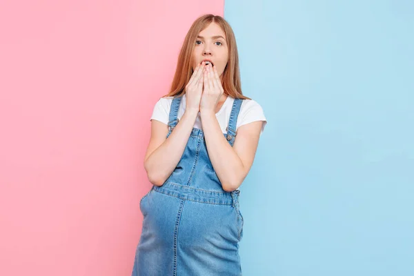 Impresionantemente Feliz Hermosa Joven Embarazada Mira Cámara Que Cubre Boca — Foto de Stock