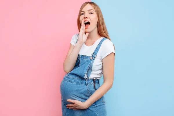 Una Joven Embarazada Feliz Conmocionada Mira Cámara Grita Sosteniendo Mano — Foto de Stock