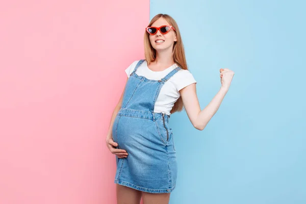 Feliz Joven Embarazada Emocional Gafas Sol Muestra Gesto Victoria Sobre — Foto de Stock