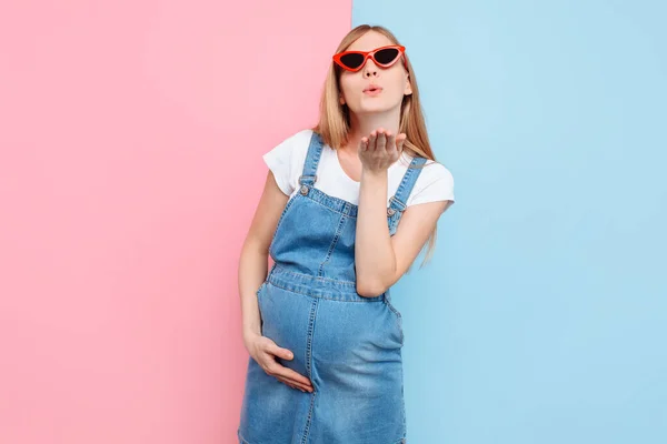 Emocional Joven Embarazada Feliz Overoles Mezclilla Con Gafas Forma Corazón — Foto de Stock