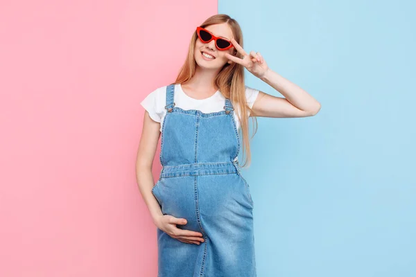 Feliz Joven Embarazada Emocional Gafas Sol Muestra Dos Dedos Sobre — Foto de Stock