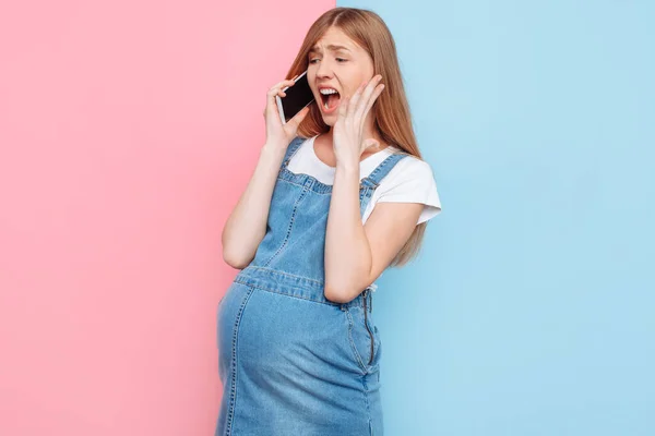 Wkurzona Agresywna Młoda Kobieta Ciąży Rozmawiająca Przez Telefon Krzycząca Telefonu — Zdjęcie stockowe