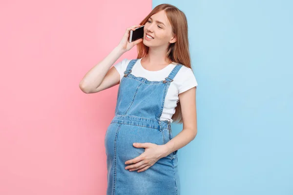 감정적으로 행복하고 아름다운 임신부 이야기하고 핑크와 위에서 — 스톡 사진