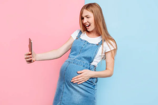 Una Joven Embarazada Feliz Emocional Toma Una Selfie Teléfono Inteligente — Foto de Stock