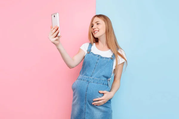 Una Joven Embarazada Feliz Emocional Toma Una Selfie Teléfono Inteligente — Foto de Stock