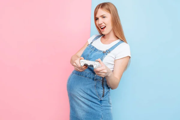 Vrolijke Mooie Jonge Zwangere Vrouw Die Plezier Hebben Het Houden — Stockfoto