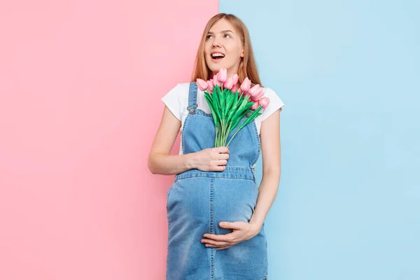 Feliz Hermosa Mujer Embarazada Con Ramo Tulipanes Posando Pie Sobre — Foto de Stock