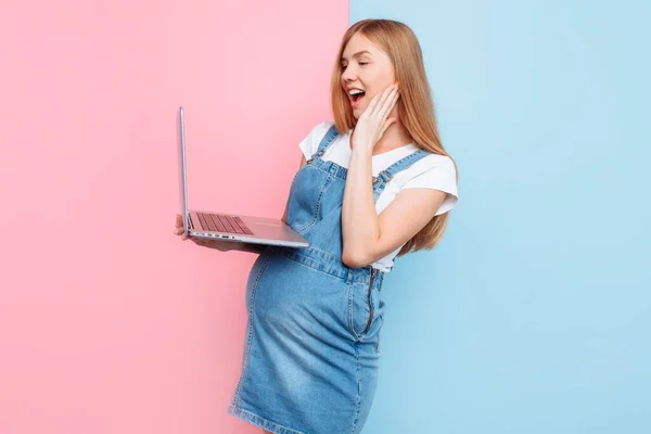 Mujer Embarazada Sonriente Usando Una Computadora Portátil Fondo Rosa Azul —  Fotos de Stock