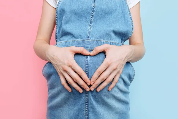 Μια Ευτυχισμένη Νεαρή Έγκυος Κρατά Χέρια Της Στο Στομάχι Ενώ — Φωτογραφία Αρχείου
