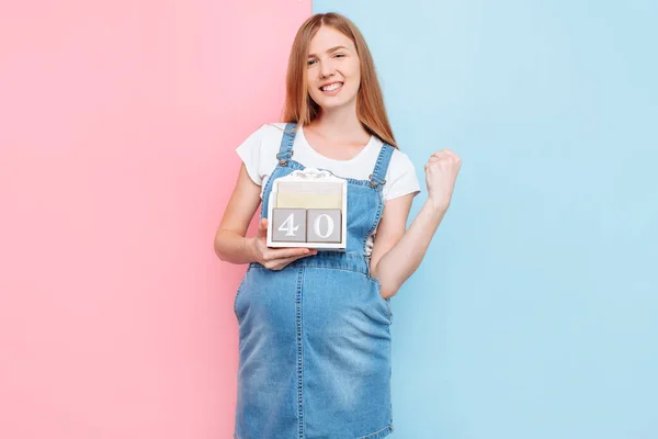 Las Semanas Embarazo Una Joven Feliz Mujer Embarazada Posa Sosteniendo — Foto de Stock