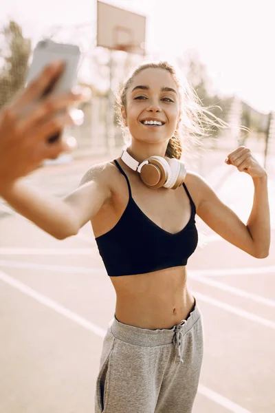 Mooie Fitness Vrouw Het Dragen Van Een Koptelefoon Selfie Tonen — Stockfoto