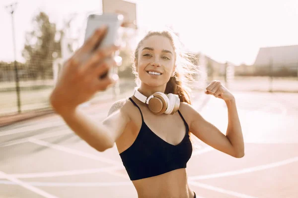 Schöne Fitness Frau Mit Kopfhörern Macht Selfie Und Zeigt Ihre — Stockfoto