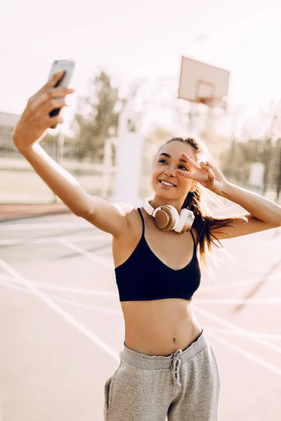 Happy Fitness Meisje Met Koptelefoon Nemen Selfie Tonen Vrede Gebaar — Stockfoto