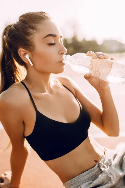 Sportliches Junges Mädchen Top Und Jogginghose Trinkt Wasser Aus Der — Stockfoto