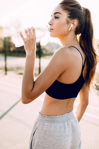 Sportief Jong Meisje Top Sweatpants Drinkwater Uit Een Fles Een — Stockfoto