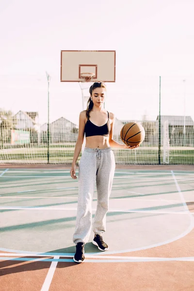 Piękna Młoda Dziewczyna Athletic Górę Spodnie Grając Piłką Dworze Koszykówki — Zdjęcie stockowe