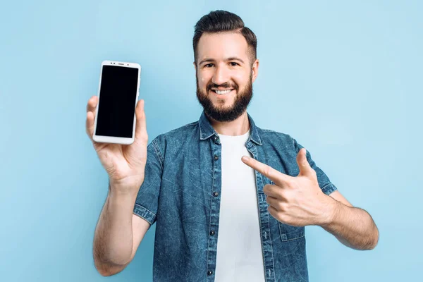 Счастливый Молодой Человек Держа Руке Смартфон Показывая Камеру Чистый Экран — стоковое фото