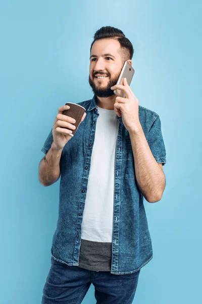 Привлекательный Счастливый Молодой Человек Бородой Разговаривающий Телефону Пьющий Кофе Чай — стоковое фото