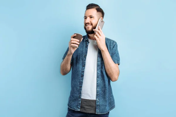 Привлекательный Счастливый Молодой Человек Бородой Разговаривающий Телефону Пьющий Кофе Чай — стоковое фото