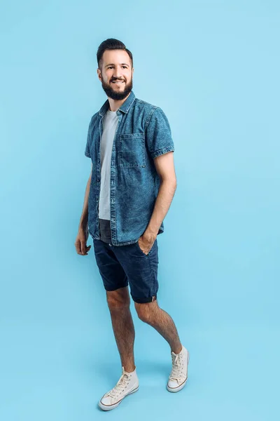 Glad Fashionabla Stilig Man Med Skägg Poserar Stående Isolerad Blå — Stockfoto