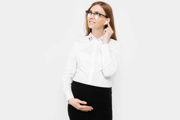 Image Une Jeune Femme Affaires Enceinte Portant Des Lunettes Avec — Photo