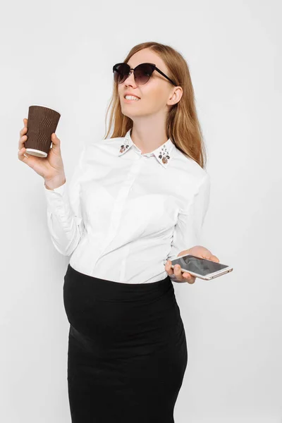 Imagem Uma Jovem Empresária Grávida Usando Óculos Uma Menina Segurando — Fotografia de Stock