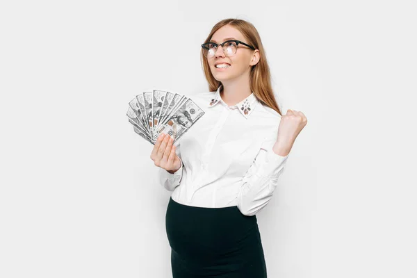 Imagen Una Joven Empresaria Embarazada Gafas Posando Sosteniendo Billetes Sus — Foto de Stock