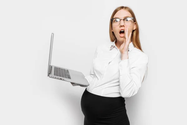 Obraz Młodej Ciężarnej Bizneswoman Okularach Zszokowany Dziewczyna Pozowanie Laptopem Białym — Zdjęcie stockowe
