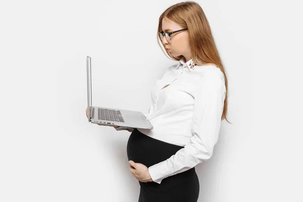 Imagem Uma Jovem Empresária Grávida Óculos Posando Com Laptop Fundo — Fotografia de Stock